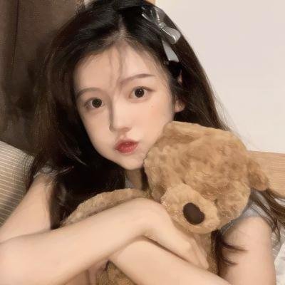 她行走于黑暗中